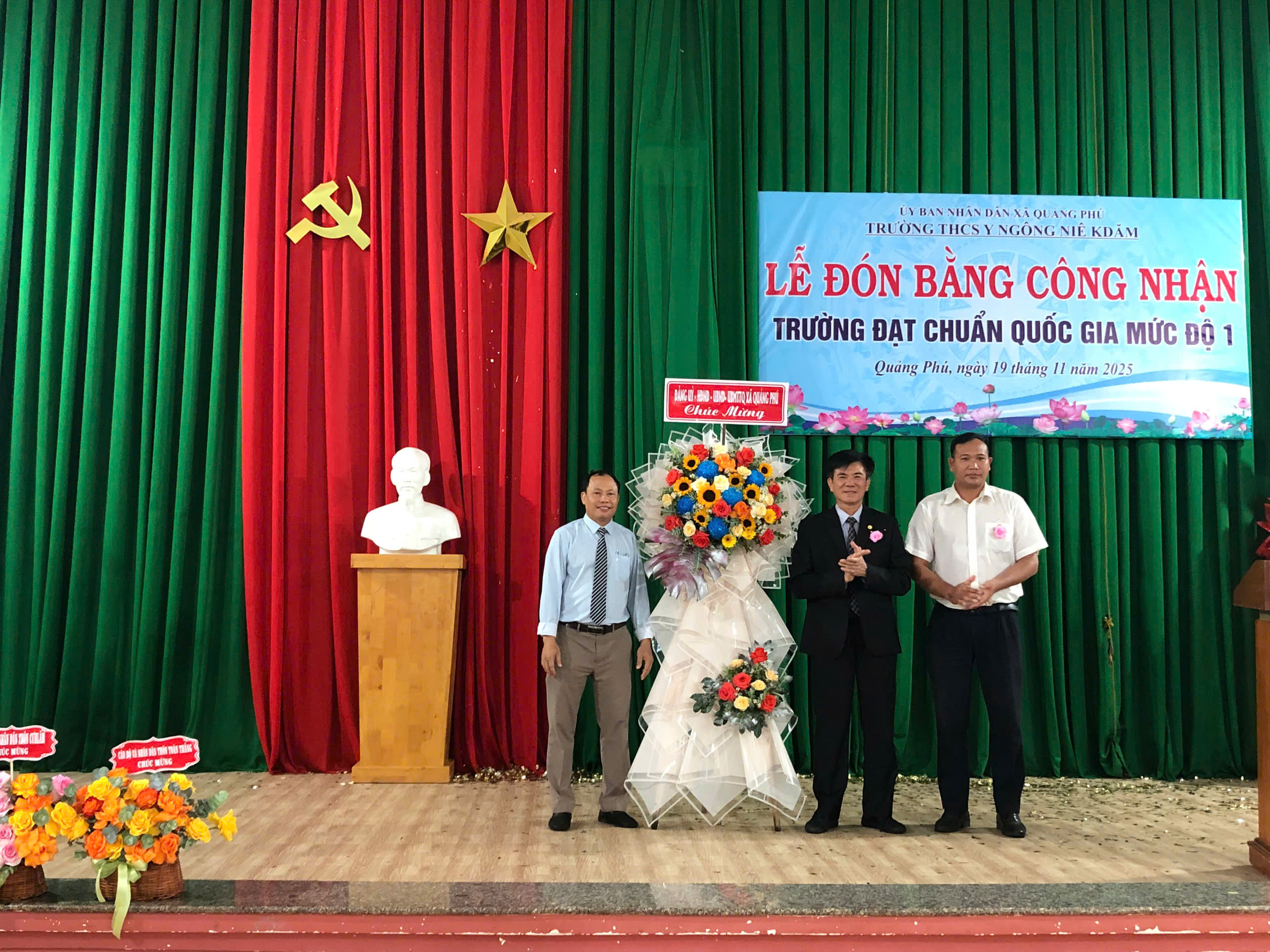 lanh dao xa tang hoa chuc mung